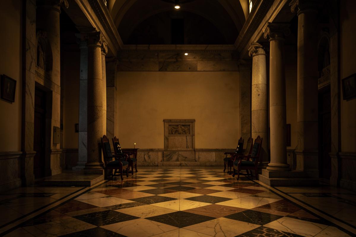 Interior de templo maçônico com pavimento mosaico e colunas