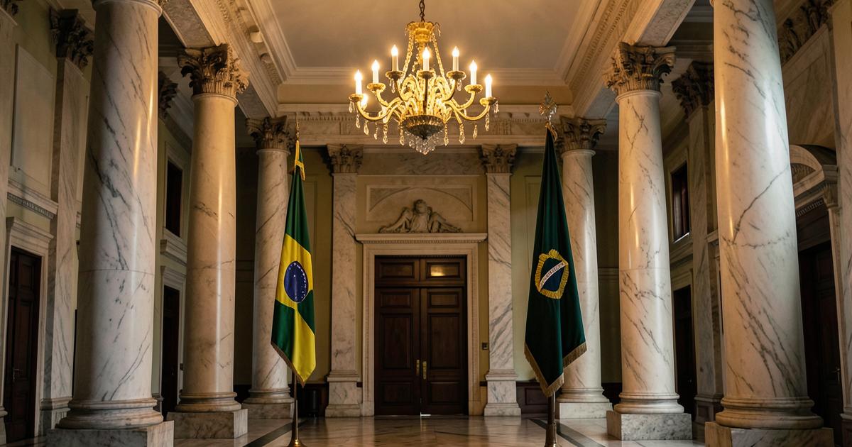 Salão nobre de templo maçônico brasileiro com colunas de mármore, lustre e bandeiras do Brasil e da Maçonaria