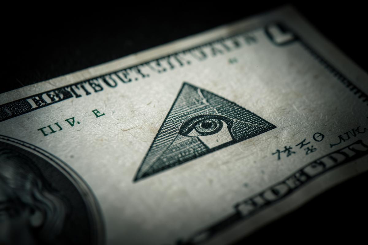 Detalhe do Olho da Providência sobre a pirâmide inacabada na nota de um dólar americano