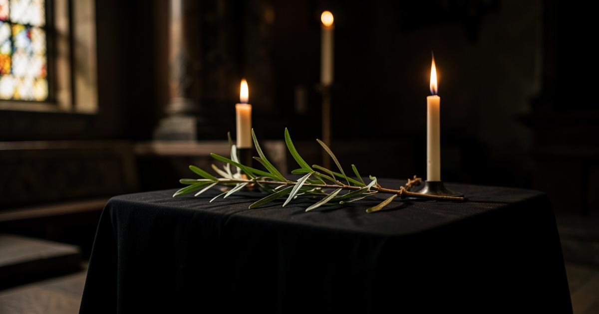 Ramo de acácia sobre pano negro com vela acesa em homenagem fúnebre maçônica